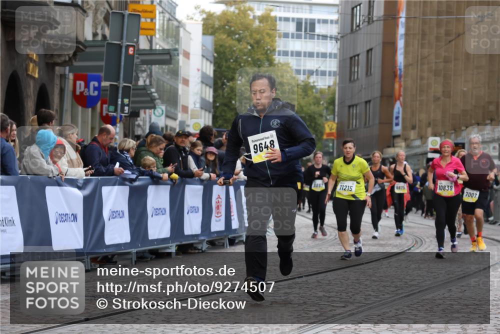 05.10.2025 - 20. swb-Marathon Bremen Strokosch-Dieckow http://msf.ph/oto/9274507 05.10.2025 11:11:49 Ziel 9648, 9680, 9784, 10540, 11088, 11563 meine-sportfotos.de