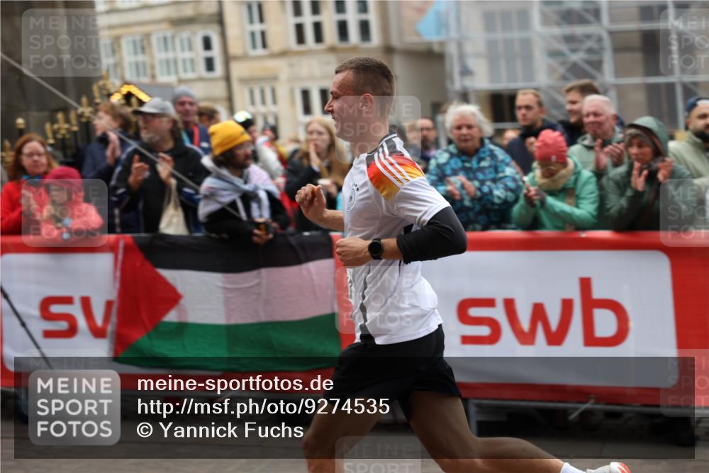 05.10.2025 - 20. swb-Marathon Bremen Yannick Fuchs http://msf.ph/oto/9274535 05.10.2025 12:30:53 Ziel 1437 meine-sportfotos.de