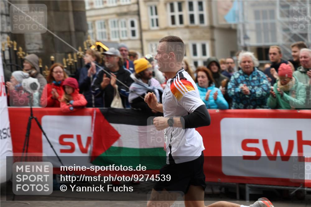 05.10.2025 - 20. swb-Marathon Bremen Yannick Fuchs http://msf.ph/oto/9274539 05.10.2025 12:30:53 Ziel 1437 meine-sportfotos.de