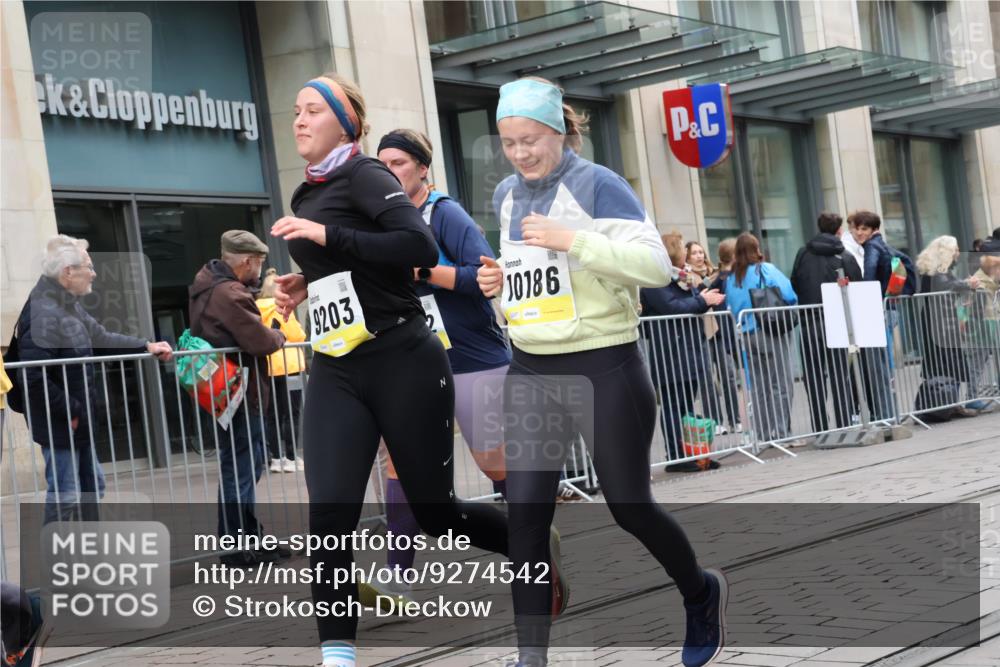 05.10.2025 - 20. swb-Marathon Bremen Strokosch-Dieckow http://msf.ph/oto/9274542 05.10.2025 11:12:36 Ziel 9203, 10041, 10186, 11118, 11170, 11252, 11494, 9203, 10041, 10186, 11118, 11170, 11252, 11494 meine-sportfotos.de