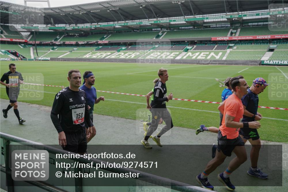 05.10.2025 - 20. swb-Marathon Bremen Michael Burmester http://msf.ph/oto/9274571 05.10.2025 12:50:23 Laufen im Stadion 122, 217, 287, 511, 679, 688, 736, 745, 845, 906, 939, 1025, 1033, 1044, 1166, 1359, 1388, 1707, 2381, 2721, 3228, 3259, 3291, 3353, 3885, 4006, 4318, 4366, 4367, 4870, 4938, 4962, 5118, 5184, 5389, 5418, 5564, 5873, 5894, 6214, 6216, 6281, 6681, 6717, 7493, 7826, 7963, 8401, 8536, 8873, 8907, 9118, 150, 187, 270, 424, 1535, 1609, 1876, 1904, 2044, 2356, 3544, 3738, 3960, 4438, 6431, 6805, 7647, 7987 meine-sportfotos.de