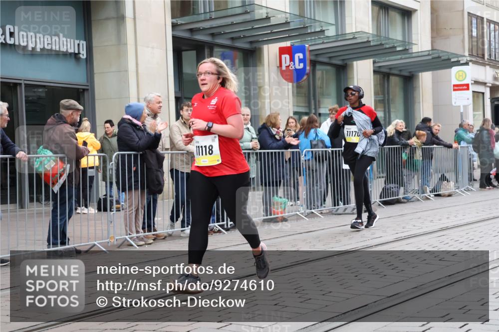 05.10.2025 - 20. swb-Marathon Bremen Strokosch-Dieckow http://msf.ph/oto/9274610 05.10.2025 11:12:39 Ziel 9203, 10041, 10186, 11118, 11170, 11252, 11494, 9203, 10041, 10186, 11118, 11170, 11252, 11494 meine-sportfotos.de