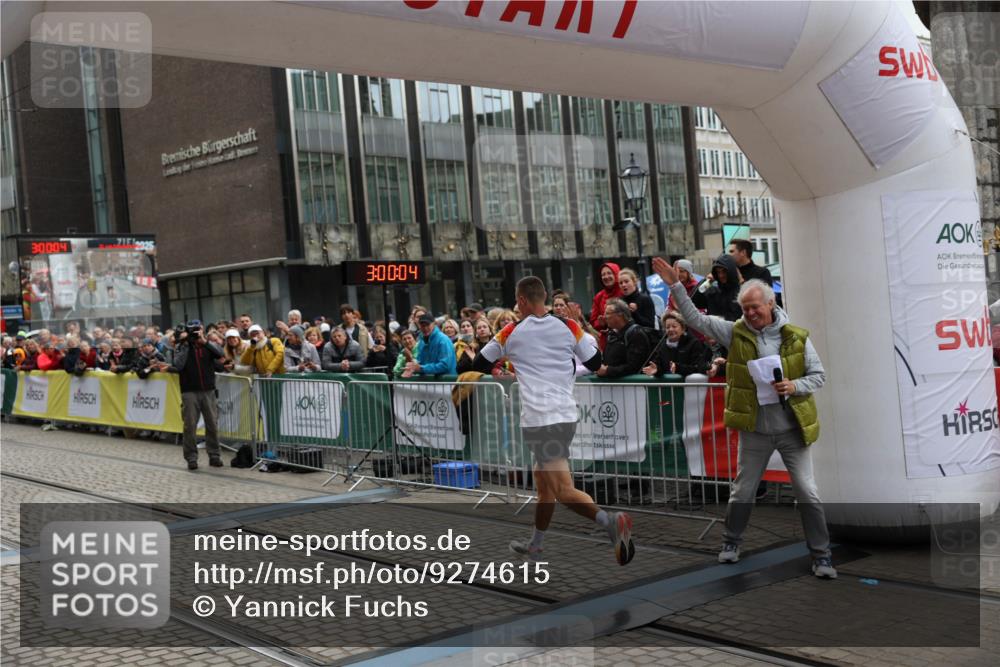 05.10.2025 - 20. swb-Marathon Bremen Yannick Fuchs http://msf.ph/oto/9274615 05.10.2025 12:30:54 Ziel 1437 meine-sportfotos.de