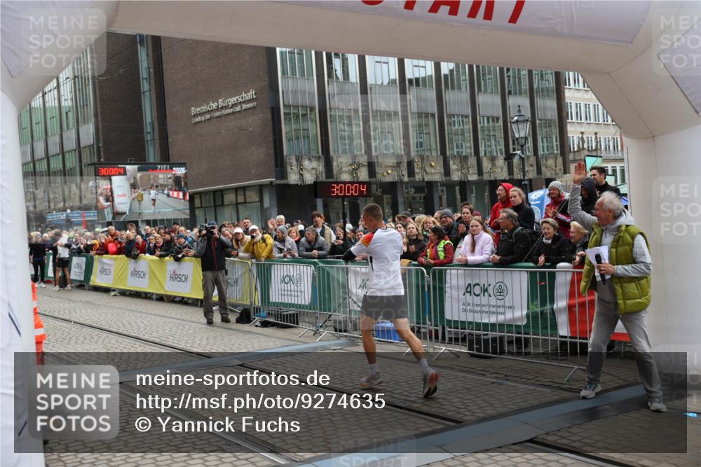05.10.2025 - 20. swb-Marathon Bremen Yannick Fuchs http://msf.ph/oto/9274635 05.10.2025 12:30:54 Ziel 1437 meine-sportfotos.de
