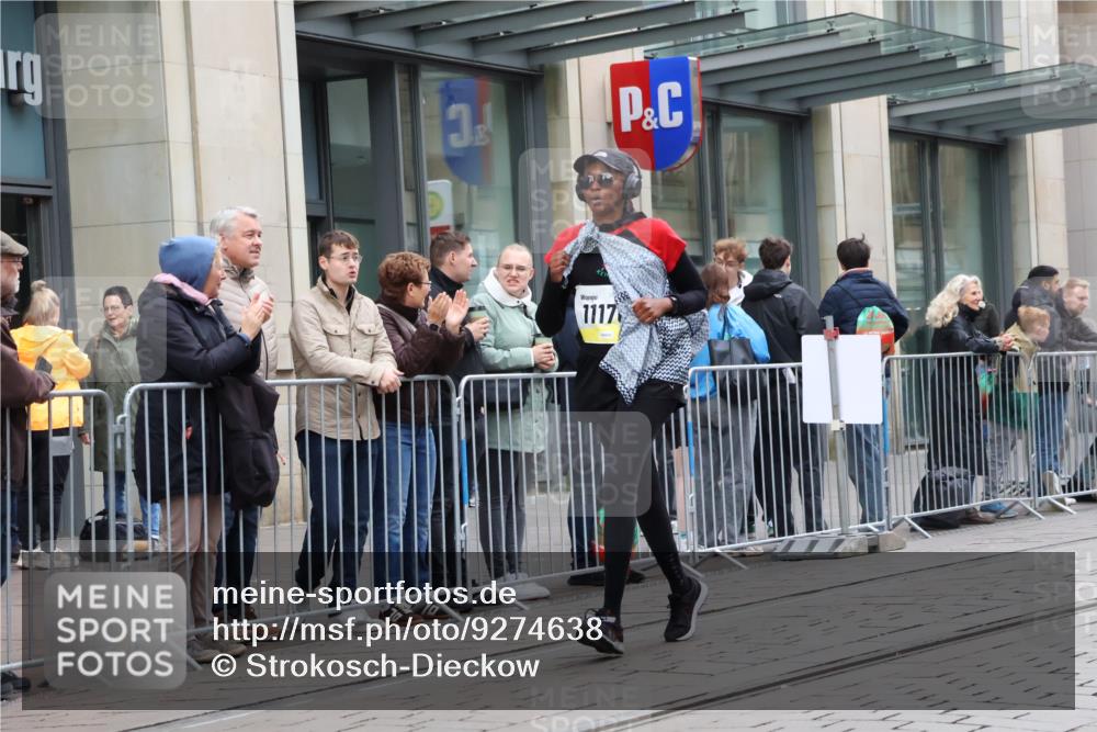05.10.2025 - 20. swb-Marathon Bremen Strokosch-Dieckow http://msf.ph/oto/9274638 05.10.2025 11:12:40 Ziel 9203, 10041, 10186, 11118, 11170, 11252, 11494, 9203, 10041, 10186, 11118, 11170, 11252, 11494 meine-sportfotos.de