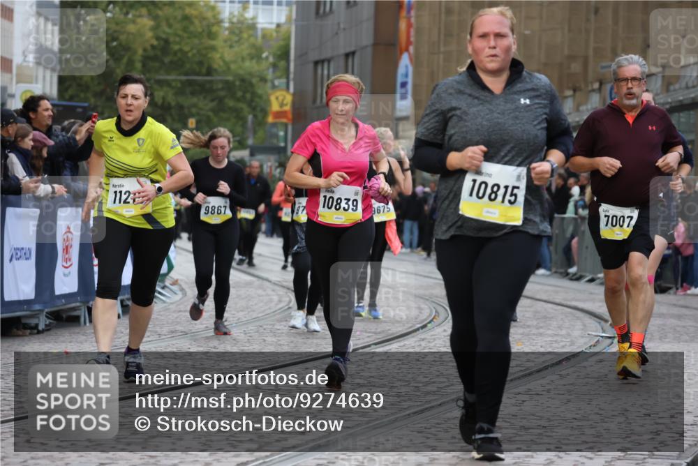05.10.2025 - 20. swb-Marathon Bremen Strokosch-Dieckow http://msf.ph/oto/9274639 05.10.2025 11:11:53 Ziel 7007, 9420, 9648, 9784, 10815, 10839, 11215, 11563 meine-sportfotos.de