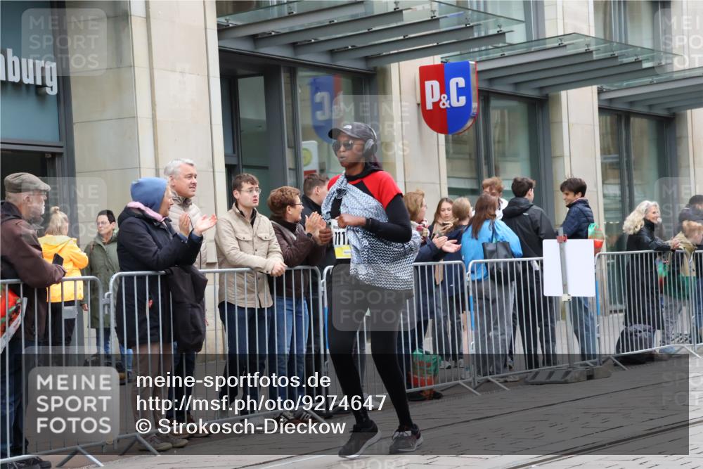 05.10.2025 - 20. swb-Marathon Bremen Strokosch-Dieckow http://msf.ph/oto/9274647 05.10.2025 11:12:40 Ziel 9203, 10041, 10186, 11118, 11170, 11252, 11494, 9203, 10041, 10186, 11118, 11170, 11252, 11494 meine-sportfotos.de