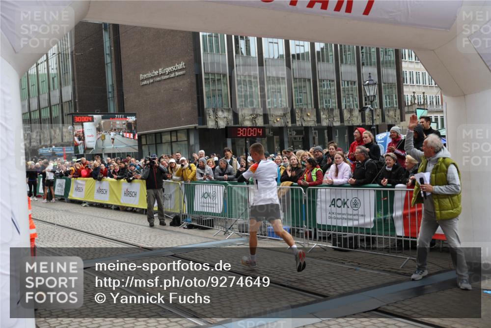 05.10.2025 - 20. swb-Marathon Bremen Yannick Fuchs http://msf.ph/oto/9274649 05.10.2025 12:30:54 Ziel 1437 meine-sportfotos.de