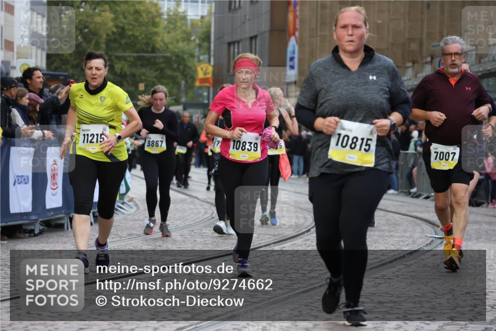 05.10.2025 - 20. swb-Marathon Bremen Strokosch-Dieckow http://msf.ph/oto/9274662 05.10.2025 11:11:53 Ziel 7007, 9420, 9648, 9784, 10815, 10839, 11215, 11563 meine-sportfotos.de