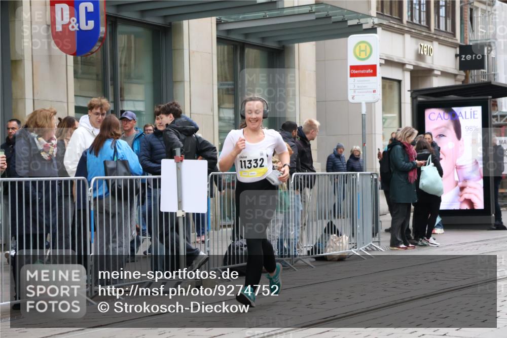 05.10.2025 - 20. swb-Marathon Bremen Strokosch-Dieckow http://msf.ph/oto/9274752 05.10.2025 11:12:57 Ziel 9891, 11117, 11170, 11332, 11367, 11494, 9891, 11117, 11170, 11332, 11367, 11494 meine-sportfotos.de