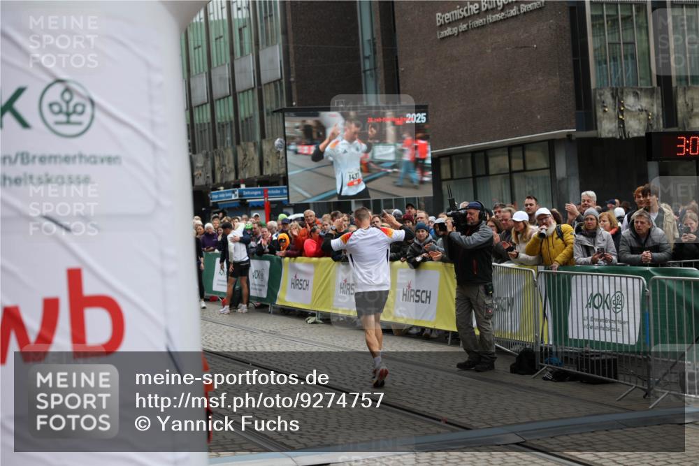 05.10.2025 - 20. swb-Marathon Bremen Yannick Fuchs http://msf.ph/oto/9274757 05.10.2025 12:30:56 Ziel 1437 meine-sportfotos.de