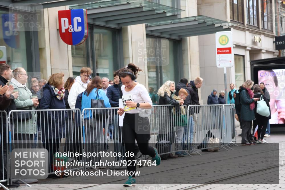 05.10.2025 - 20. swb-Marathon Bremen Strokosch-Dieckow http://msf.ph/oto/9274764 05.10.2025 11:12:58 Ziel 9891, 10273, 11117, 11170, 11332, 11367, 9891, 10273, 11117, 11170, 11332, 11367 meine-sportfotos.de