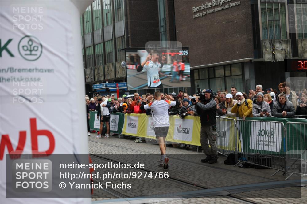 05.10.2025 - 20. swb-Marathon Bremen Yannick Fuchs http://msf.ph/oto/9274766 05.10.2025 12:30:56 Ziel 1437 meine-sportfotos.de