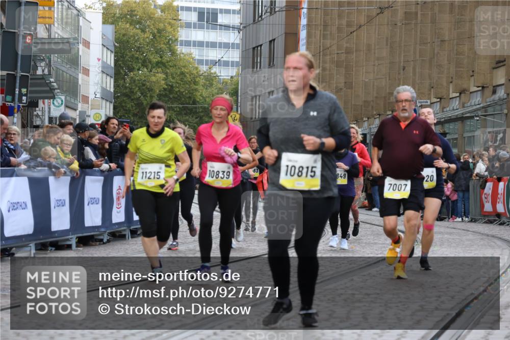 05.10.2025 - 20. swb-Marathon Bremen Strokosch-Dieckow http://msf.ph/oto/9274771 05.10.2025 11:11:54 Ziel 7007, 9420, 9648, 9784, 9867, 10815, 10839, 11215, 11563 meine-sportfotos.de