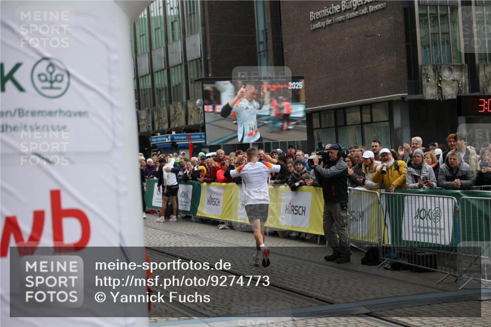 05.10.2025 - 20. swb-Marathon Bremen Yannick Fuchs http://msf.ph/oto/9274773 05.10.2025 12:30:56 Ziel 1437 meine-sportfotos.de