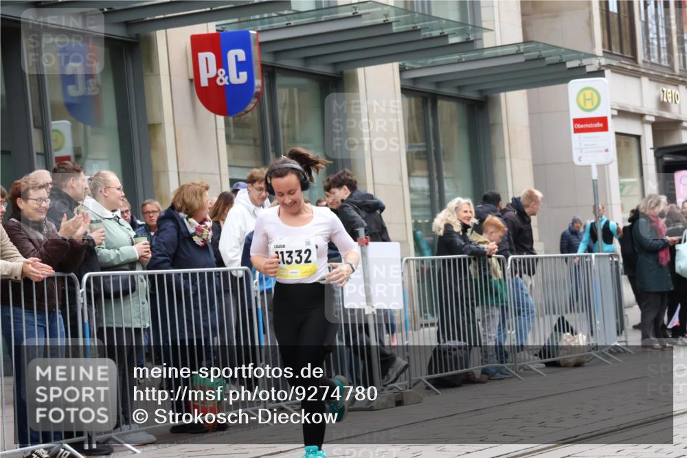 05.10.2025 - 20. swb-Marathon Bremen Strokosch-Dieckow http://msf.ph/oto/9274780 05.10.2025 11:12:58 Ziel 9891, 10273, 11117, 11170, 11332, 11367, 9891, 10273, 11117, 11170, 11332, 11367 meine-sportfotos.de
