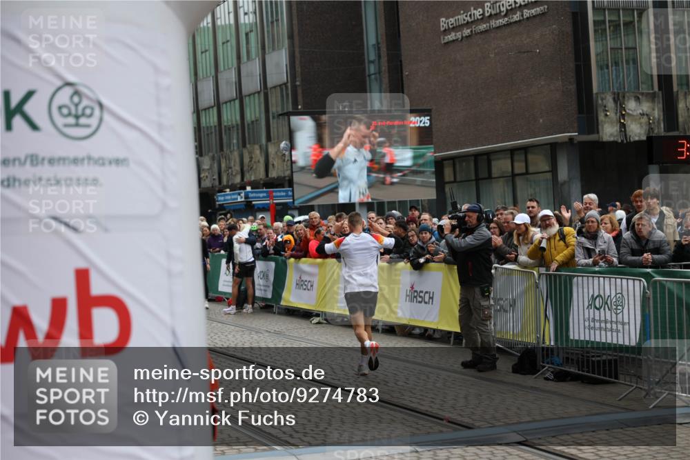 05.10.2025 - 20. swb-Marathon Bremen Yannick Fuchs http://msf.ph/oto/9274783 05.10.2025 12:30:56 Ziel 1437 meine-sportfotos.de
