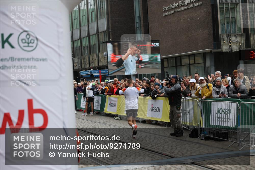 05.10.2025 - 20. swb-Marathon Bremen Yannick Fuchs http://msf.ph/oto/9274789 05.10.2025 12:30:56 Ziel 1437 meine-sportfotos.de