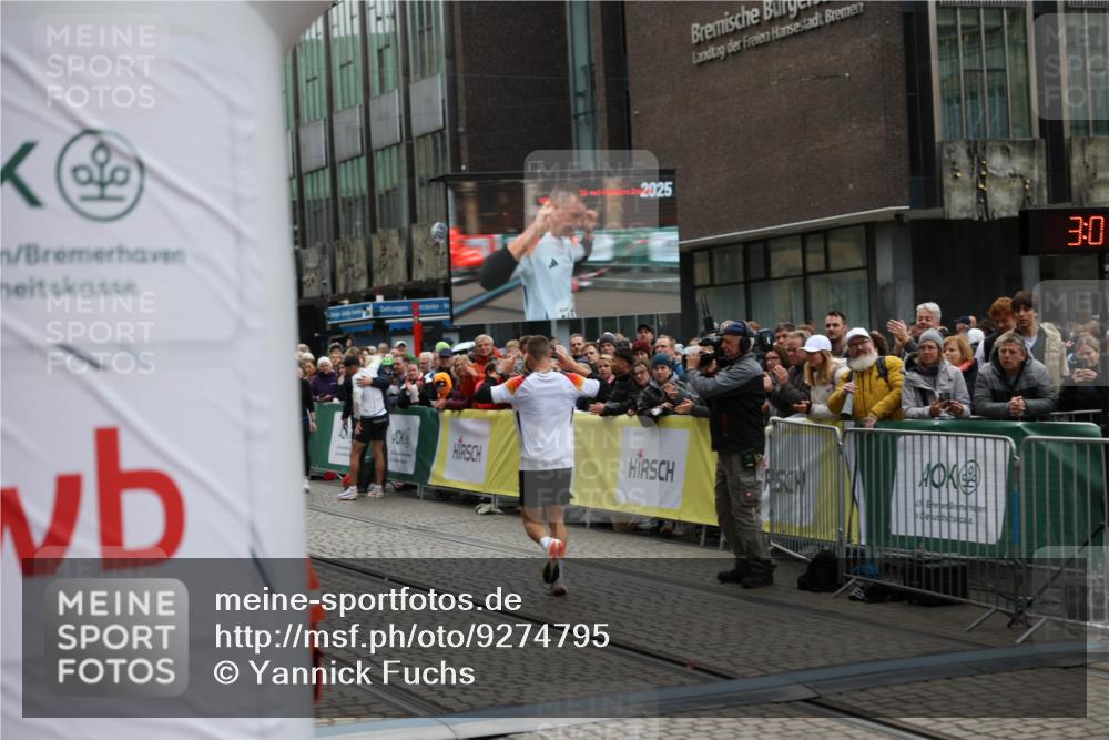 05.10.2025 - 20. swb-Marathon Bremen Yannick Fuchs http://msf.ph/oto/9274795 05.10.2025 12:30:56 Ziel 1437 meine-sportfotos.de