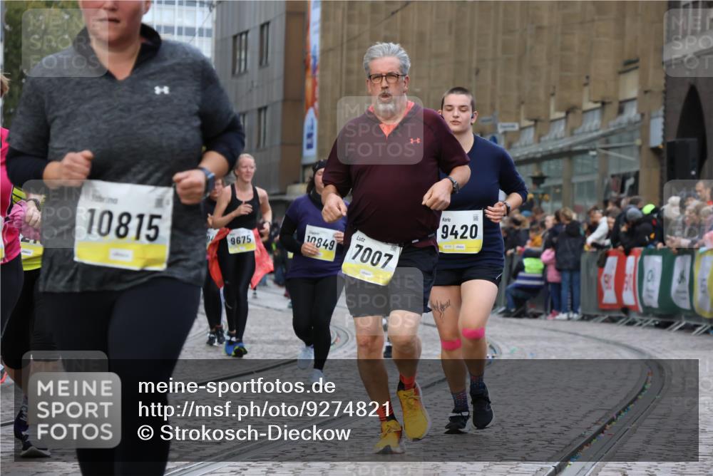 05.10.2025 - 20. swb-Marathon Bremen Strokosch-Dieckow http://msf.ph/oto/9274821 05.10.2025 11:11:56 Ziel 7007, 9420, 9726, 9867, 10815, 10839, 10849, 11215, 11563 meine-sportfotos.de