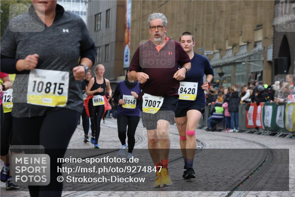 05.10.2025 - 20. swb-Marathon Bremen Strokosch-Dieckow http://msf.ph/oto/9274847 05.10.2025 11:11:56 Ziel 7007, 9420, 9726, 9867, 10815, 10839, 10849, 11215, 11563 meine-sportfotos.de