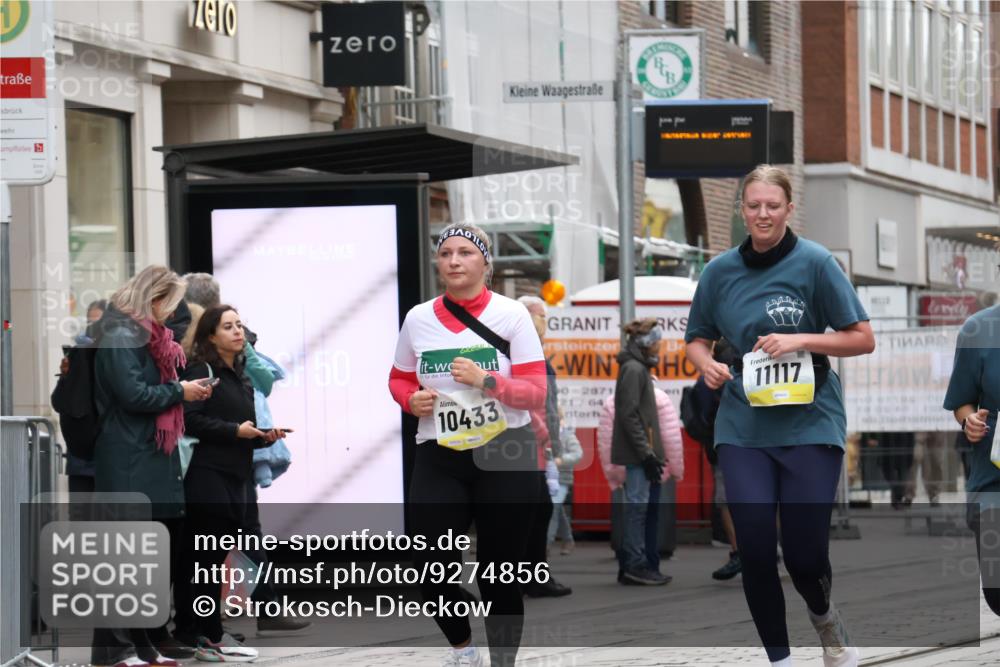 05.10.2025 - 20. swb-Marathon Bremen Strokosch-Dieckow http://msf.ph/oto/9274856 05.10.2025 11:13:03 Ziel 9891, 10273, 11117, 11332, 11367, 9891, 10273, 11117, 11332, 11367 meine-sportfotos.de