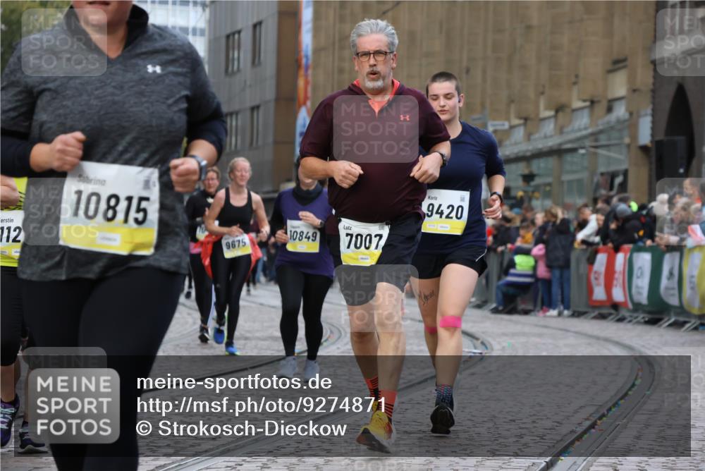 05.10.2025 - 20. swb-Marathon Bremen Strokosch-Dieckow http://msf.ph/oto/9274871 05.10.2025 11:11:56 Ziel 7007, 9420, 9726, 9867, 10815, 10839, 10849, 11215, 11563 meine-sportfotos.de