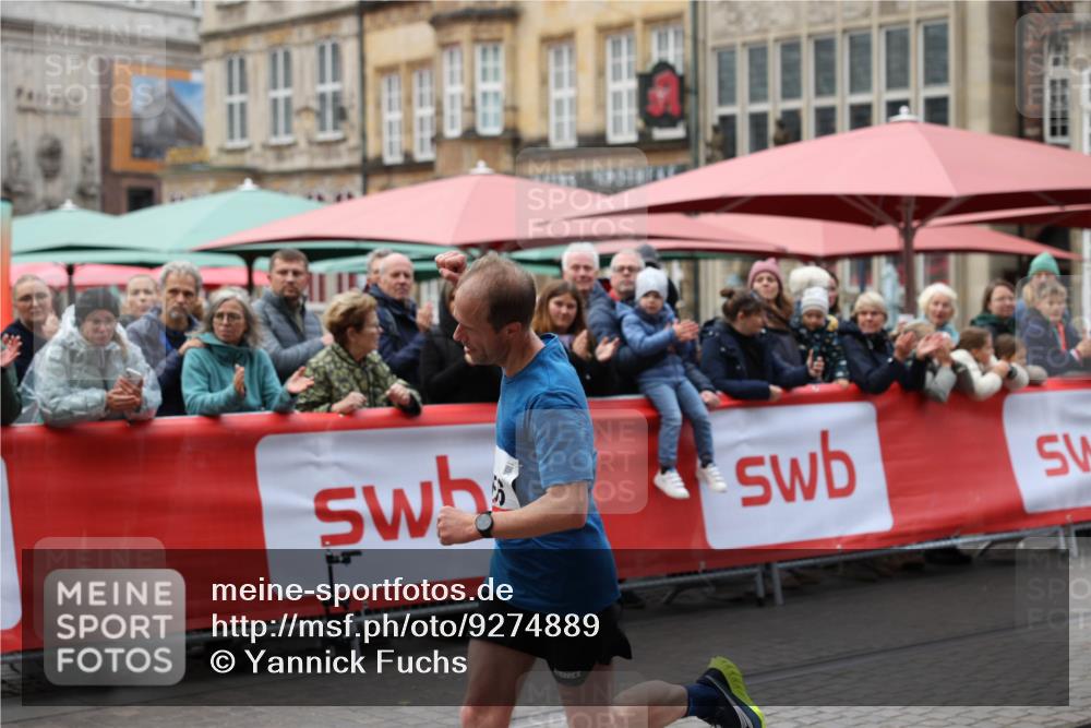 05.10.2025 - 20. swb-Marathon Bremen Yannick Fuchs http://msf.ph/oto/9274889 05.10.2025 12:31:49 Ziel 956 meine-sportfotos.de