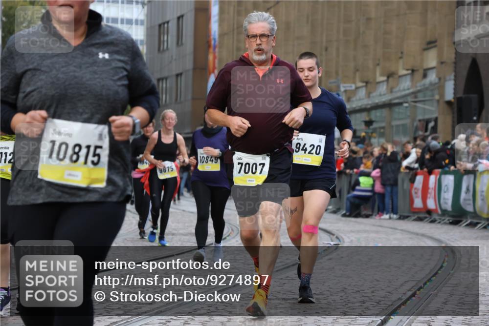 05.10.2025 - 20. swb-Marathon Bremen Strokosch-Dieckow http://msf.ph/oto/9274897 05.10.2025 11:11:56 Ziel 7007, 9420, 9726, 9867, 10815, 10839, 10849, 11215, 11563 meine-sportfotos.de