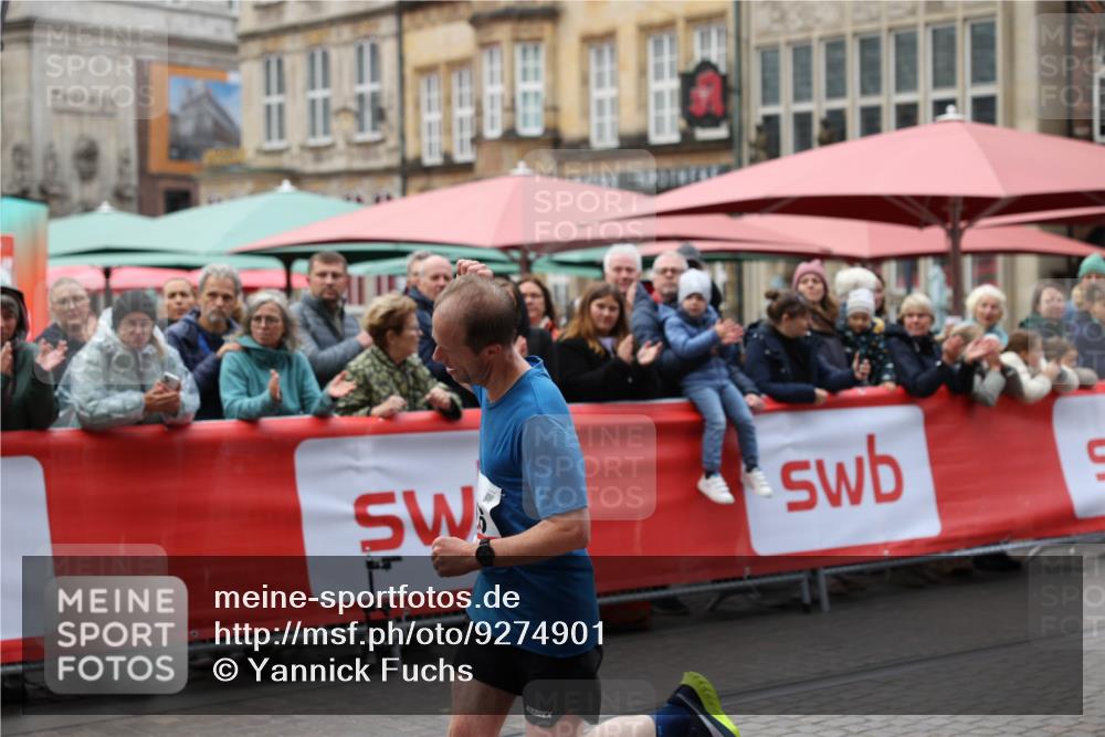 05.10.2025 - 20. swb-Marathon Bremen Yannick Fuchs http://msf.ph/oto/9274901 05.10.2025 12:31:49 Ziel 956 meine-sportfotos.de