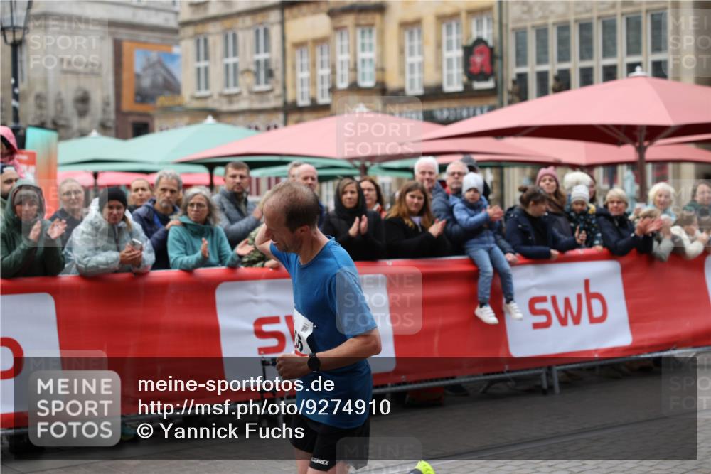 05.10.2025 - 20. swb-Marathon Bremen Yannick Fuchs http://msf.ph/oto/9274910 05.10.2025 12:31:49 Ziel 956 meine-sportfotos.de