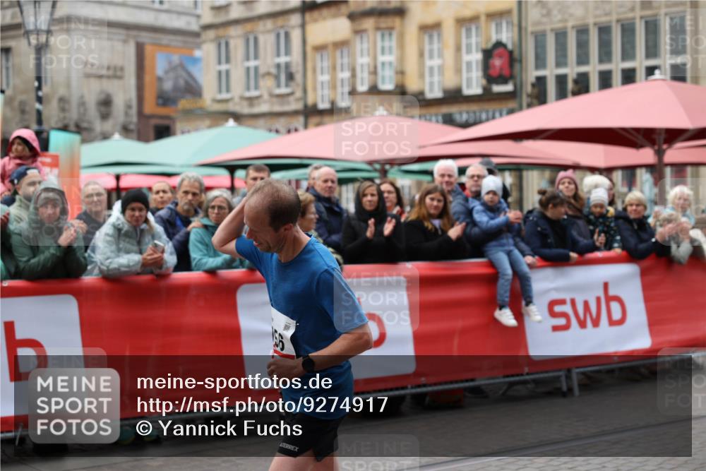 05.10.2025 - 20. swb-Marathon Bremen Yannick Fuchs http://msf.ph/oto/9274917 05.10.2025 12:31:49 Ziel 956 meine-sportfotos.de