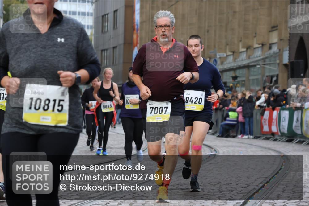 05.10.2025 - 20. swb-Marathon Bremen Strokosch-Dieckow http://msf.ph/oto/9274918 05.10.2025 11:11:56 Ziel 7007, 9420, 9726, 9867, 10815, 10839, 10849, 11215, 11563 meine-sportfotos.de