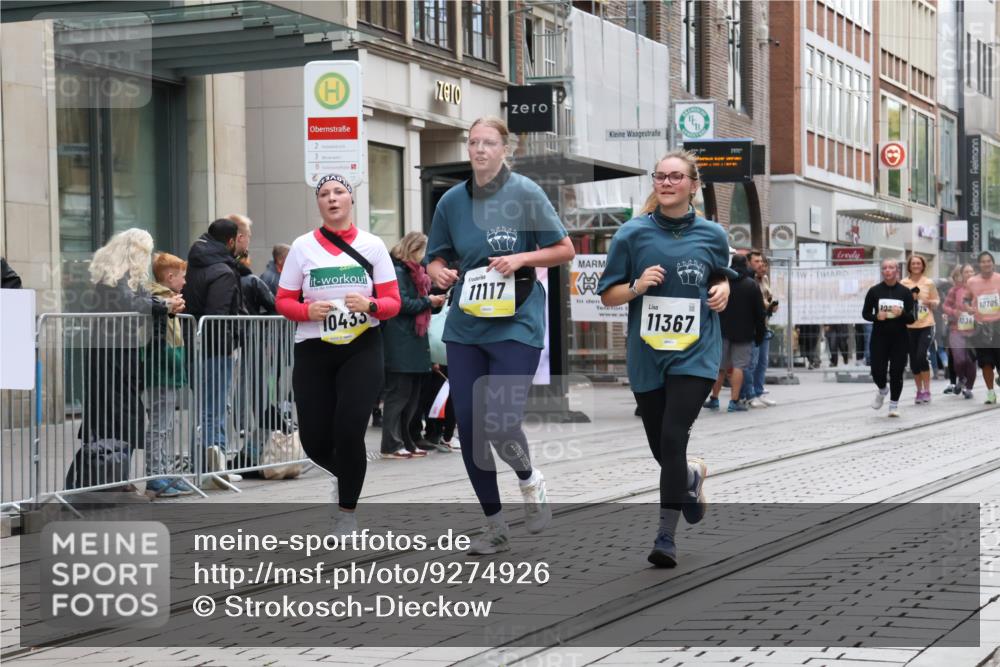 05.10.2025 - 20. swb-Marathon Bremen Strokosch-Dieckow http://msf.ph/oto/9274926 05.10.2025 11:13:05 Ziel 9891, 10273, 10433, 11117, 11332, 11367, 9891, 10273, 10433, 11117, 11332, 11367 meine-sportfotos.de