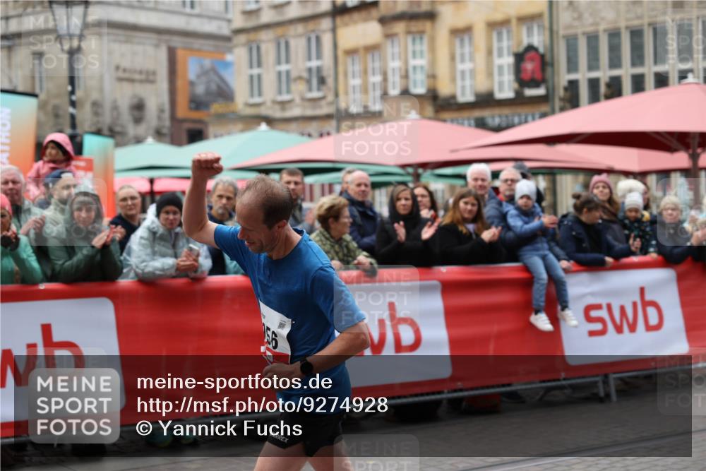 05.10.2025 - 20. swb-Marathon Bremen Yannick Fuchs http://msf.ph/oto/9274928 05.10.2025 12:31:49 Ziel 956 meine-sportfotos.de