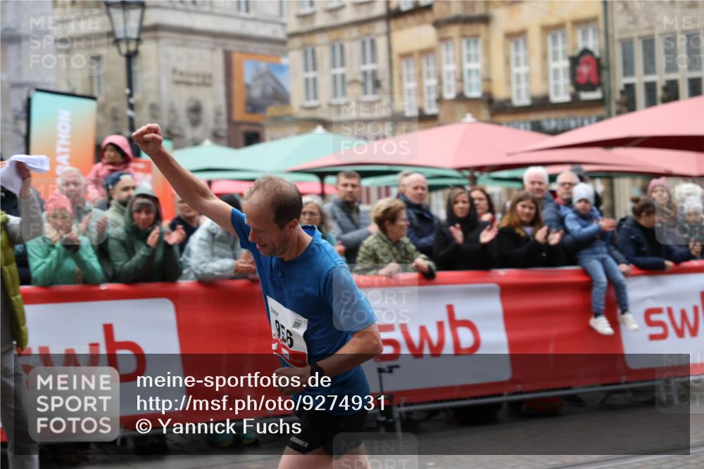 05.10.2025 - 20. swb-Marathon Bremen Yannick Fuchs http://msf.ph/oto/9274931 05.10.2025 12:31:49 Ziel 956 meine-sportfotos.de