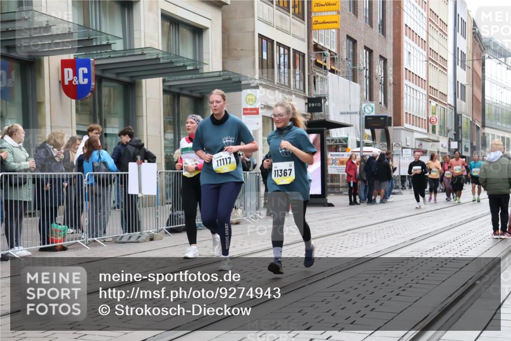 05.10.2025 - 20. swb-Marathon Bremen Strokosch-Dieckow http://msf.ph/oto/9274943 05.10.2025 11:13:06 Ziel 9891, 10273, 10433, 11117, 11332, 11367, 9891, 10273, 10433, 11117, 11332, 11367 meine-sportfotos.de