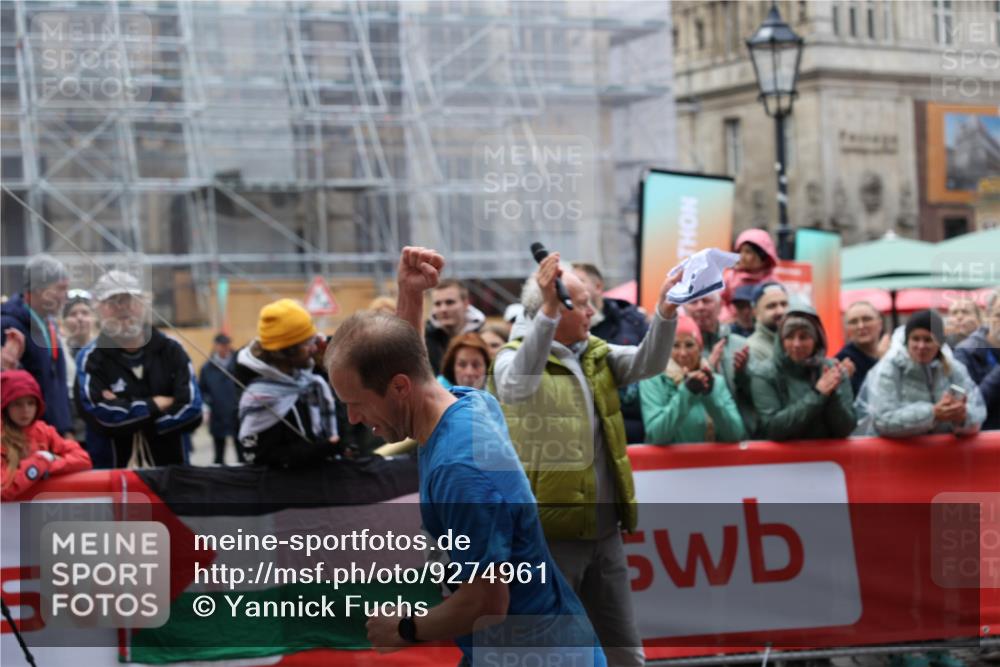 05.10.2025 - 20. swb-Marathon Bremen Yannick Fuchs http://msf.ph/oto/9274961 05.10.2025 12:31:50 Ziel 956 meine-sportfotos.de