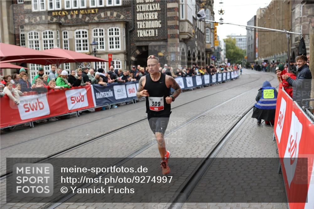 05.10.2025 - 20. swb-Marathon Bremen Yannick Fuchs http://msf.ph/oto/9274997 05.10.2025 12:32:40 Ziel 309 meine-sportfotos.de