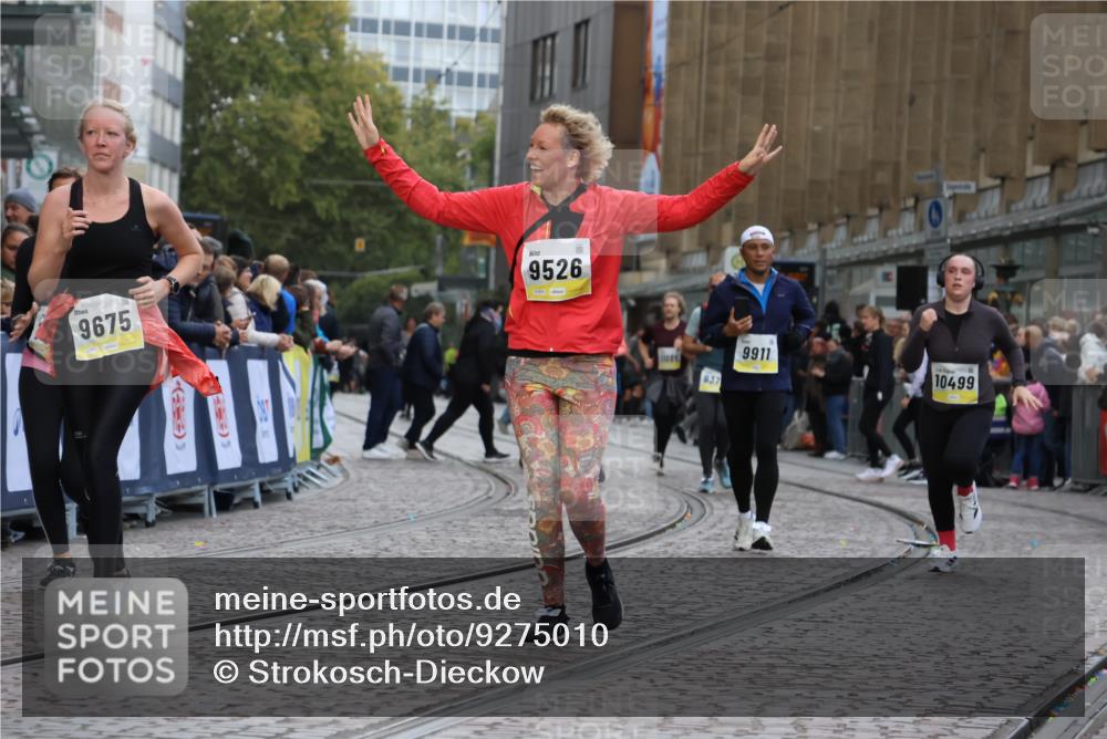 05.10.2025 - 20. swb-Marathon Bremen Strokosch-Dieckow http://msf.ph/oto/9275010 05.10.2025 11:12:02 Ziel 9420, 9526, 9675, 9726, 9867, 10463, 10499, 10815, 10849 meine-sportfotos.de