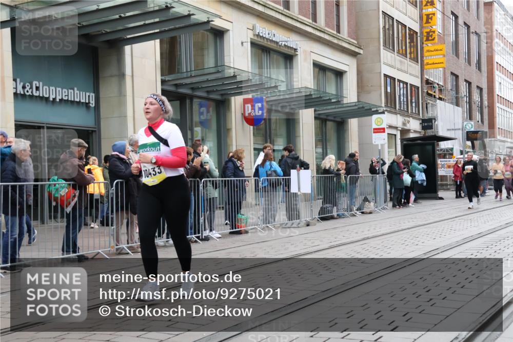 05.10.2025 - 20. swb-Marathon Bremen Strokosch-Dieckow http://msf.ph/oto/9275021 05.10.2025 11:13:09 Ziel 9242, 10273, 10433, 11117, 11367, 9242, 10273, 10433, 11117, 11367 meine-sportfotos.de