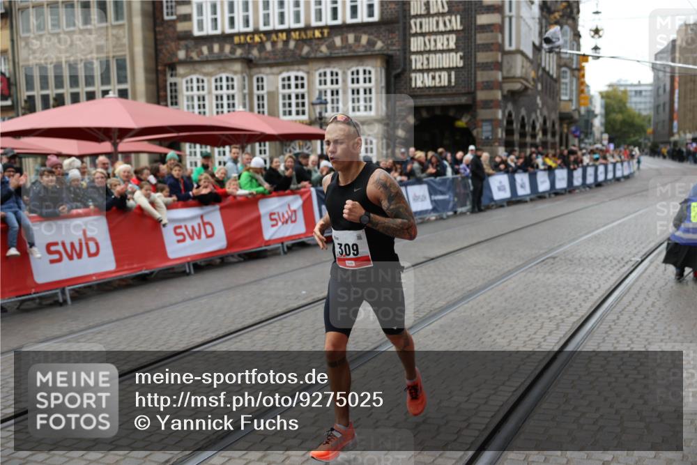 05.10.2025 - 20. swb-Marathon Bremen Yannick Fuchs http://msf.ph/oto/9275025 05.10.2025 12:32:40 Ziel 309 meine-sportfotos.de