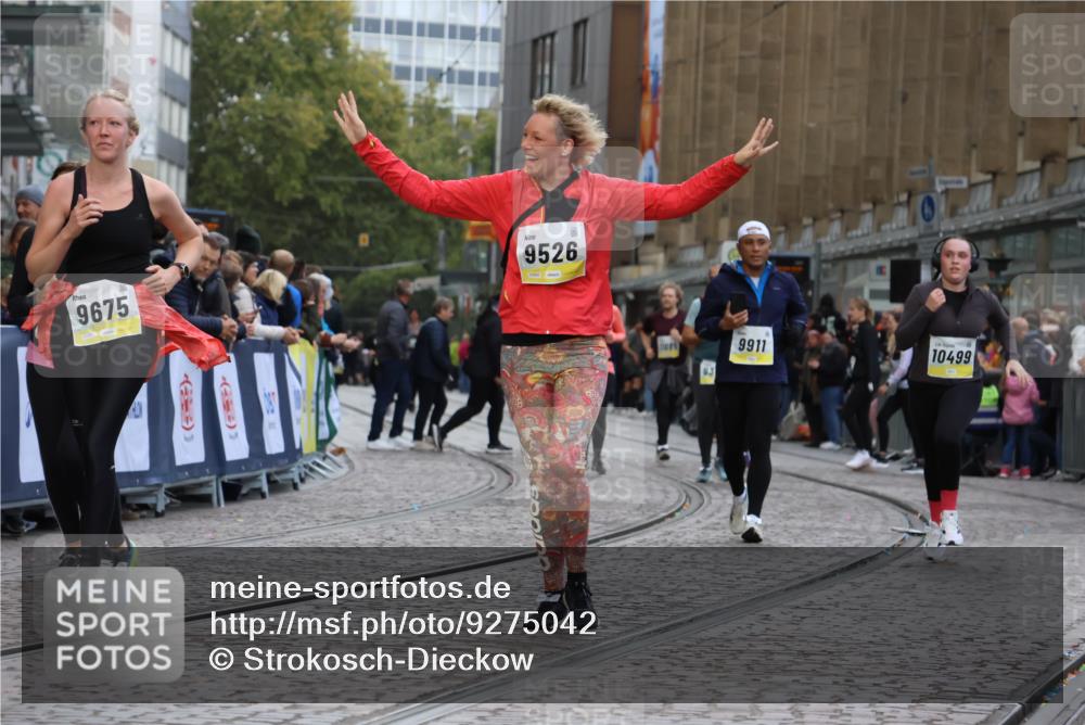 05.10.2025 - 20. swb-Marathon Bremen Strokosch-Dieckow http://msf.ph/oto/9275042 05.10.2025 11:12:02 Ziel 9420, 9526, 9675, 9726, 9867, 10463, 10499, 10815, 10849 meine-sportfotos.de