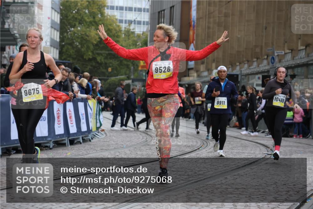 05.10.2025 - 20. swb-Marathon Bremen Strokosch-Dieckow http://msf.ph/oto/9275068 05.10.2025 11:12:02 Ziel 9420, 9526, 9675, 9726, 9867, 10463, 10499, 10815, 10849 meine-sportfotos.de