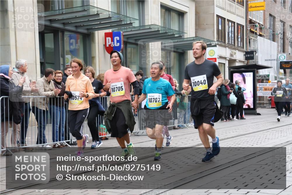 05.10.2025 - 20. swb-Marathon Bremen Strokosch-Dieckow http://msf.ph/oto/9275149 05.10.2025 11:13:18 Ziel 9242, 9899, 10040, 10273, 10364, 10433, 10574, 10705, 10707, 10957, 11060, 11068, 11117, 11264, 11367, 11385, 9242, 9899, 10040, 10273, 10364, 10433, 10574, 10705, 10707, 10957, 11060, 11068, 11117, 11264, 11367, 11385 meine-sportfotos.de