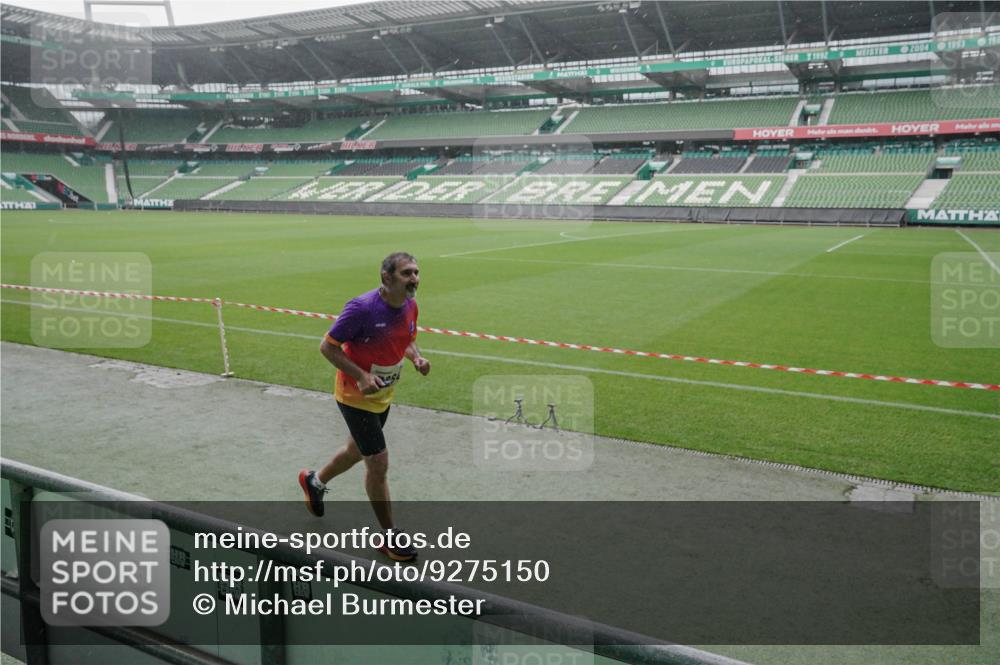 05.10.2025 - 20. swb-Marathon Bremen Michael Burmester http://msf.ph/oto/9275150 05.10.2025 14:56:15 Laufen im Stadion  meine-sportfotos.de