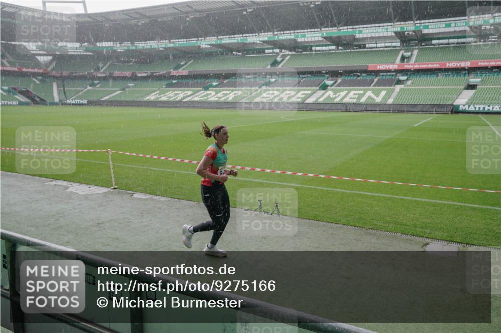05.10.2025 - 20. swb-Marathon Bremen Michael Burmester http://msf.ph/oto/9275166 05.10.2025 14:57:10 Laufen im Stadion  meine-sportfotos.de