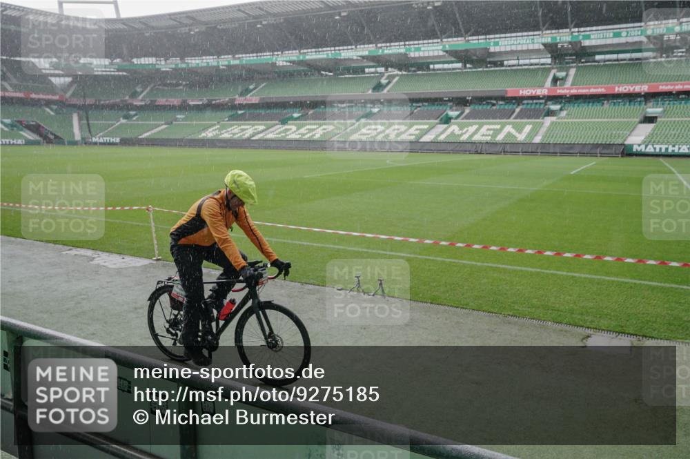 05.10.2025 - 20. swb-Marathon Bremen Michael Burmester http://msf.ph/oto/9275185 05.10.2025 14:57:15 Laufen im Stadion  meine-sportfotos.de