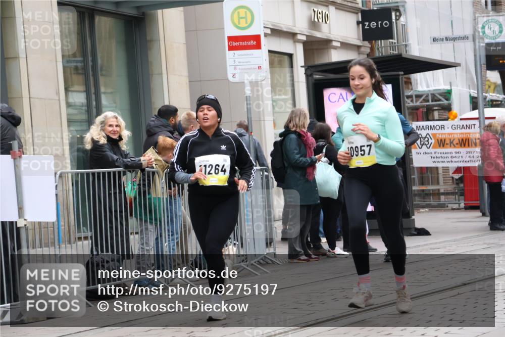 05.10.2025 - 20. swb-Marathon Bremen Strokosch-Dieckow http://msf.ph/oto/9275197 05.10.2025 11:13:21 Ziel 7410, 9242, 9899, 9946, 10040, 10273, 10364, 10433, 10574, 10671, 10705, 10707, 10756, 10842, 10957, 11060, 11068, 11117, 11264, 11367, 11385, 11652, 11653, 7410, 9242, 9899, 9946, 10040, 10273, 10364, 10433, 10574, 10671, 10705, 10707, 10756, 10842, 10957, 11060, 11068, 11117, 11264, 11367, 11385, 11652, 11653 meine-sportfotos.de