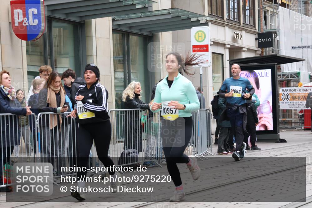 05.10.2025 - 20. swb-Marathon Bremen Strokosch-Dieckow http://msf.ph/oto/9275220 05.10.2025 11:13:22 Ziel 7014, 7410, 9242, 9899, 9946, 10040, 10273, 10364, 10433, 10574, 10671, 10705, 10707, 10756, 10842, 10957, 11060, 11068, 11117, 11264, 11367, 11385, 11652, 11653, 7014, 7410, 9242, 9899, 9946, 10040, 10273, 10364, 10433, 10574, 10671, 10705, 10707, 10756, 10842, 10957, 11060, 11068, 11117, 11264, 11367, 11385, 11652, 11653 meine-sportfotos.de